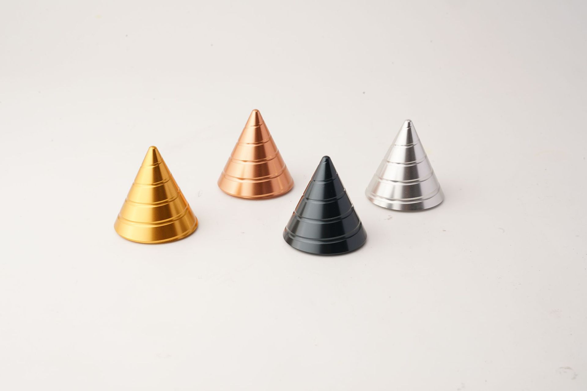 跨境新款错视动力三角菱形桌面旋转陀螺 mezmoglobe desk toy