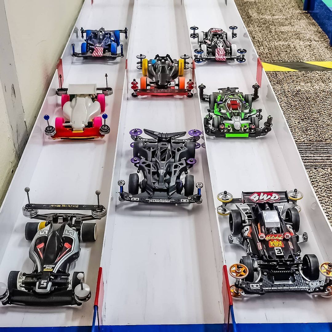 四驱车跑道立交轨道三轨拼装赛道家庭双轨闪电飞龙比赛道男孩玩具