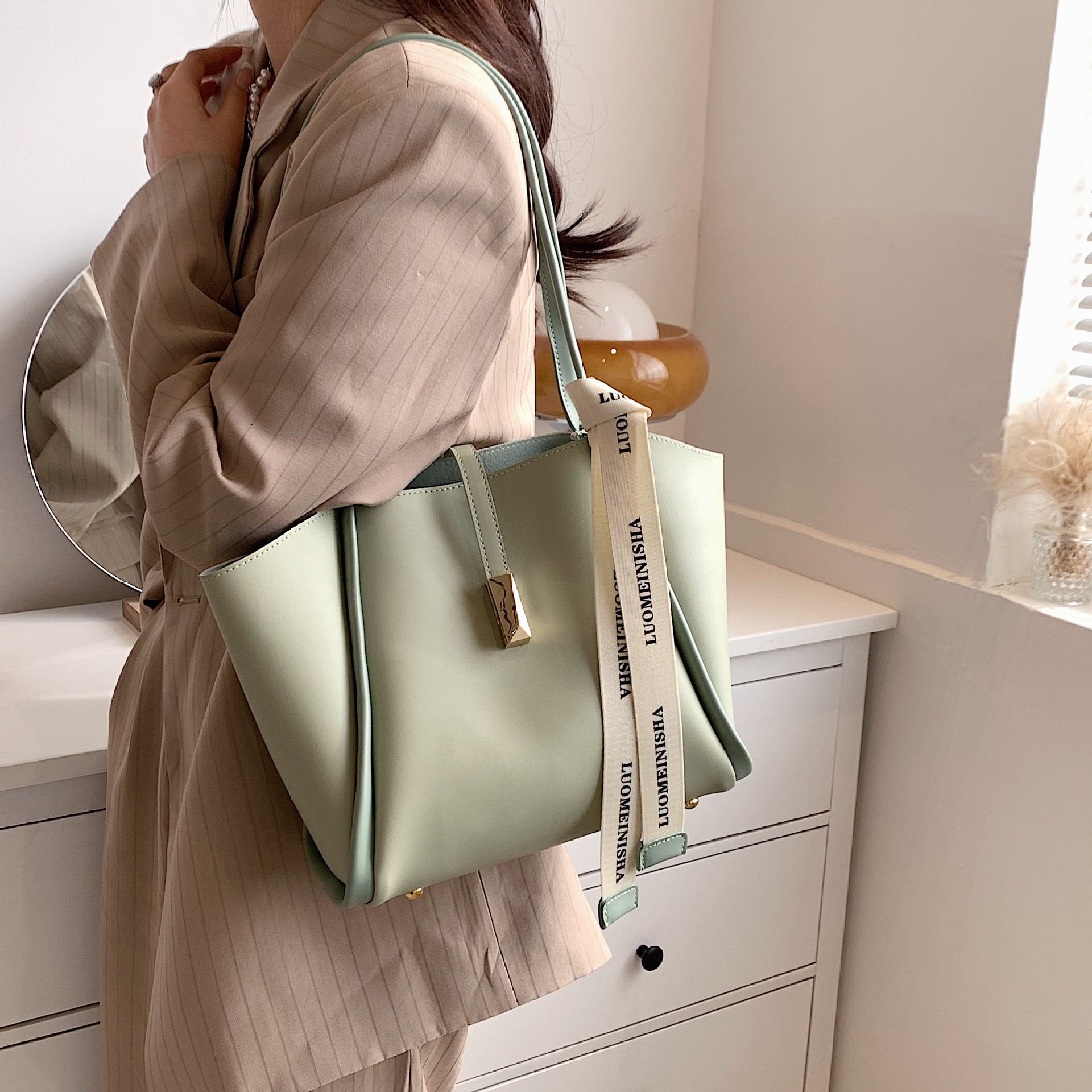 2022新款包包女南风同款托特通勤包大容量百搭单肩包中包网红爆款