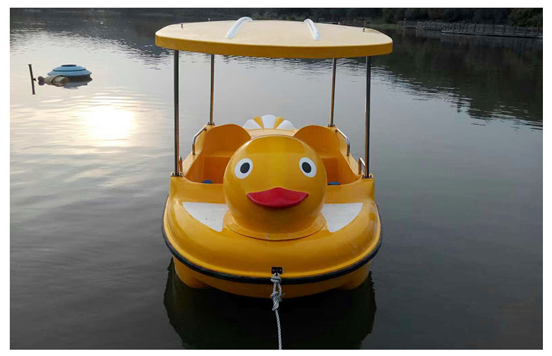佛山户外水上游艺4人大黄鸭脚踏船景区公园休闲家庭式小型休闲船