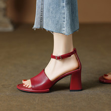 法式羊皮一字带露趾凉鞋女夏季新款配裙子优雅粗跟红色高跟鞋代发