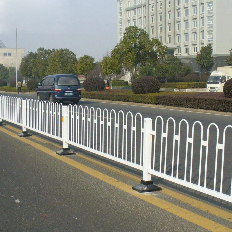 市政道路护栏城市u型京式道路护栏镀锌钢防撞栏杆人车分流防护栏