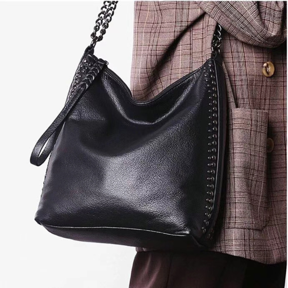 真皮大包包黑色铆钉新款时尚简约水桶包通勤托特包单肩手提斜挎包