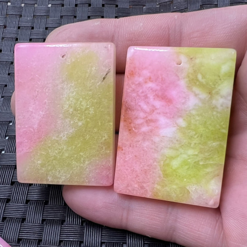 玉石挂件桃花玉无字牌吊坠粉色方形牌子石英岩玉项链追芙蓉粉吊坠