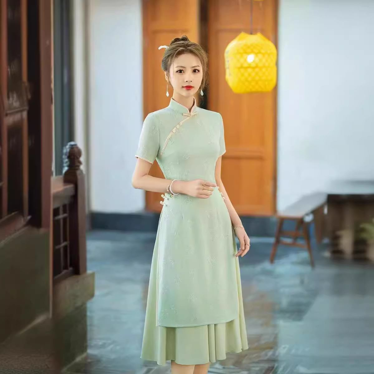 法式年轻款旗袍女淡绿色2024新款夏季中式奥黛改良时尚妈妈连衣裙