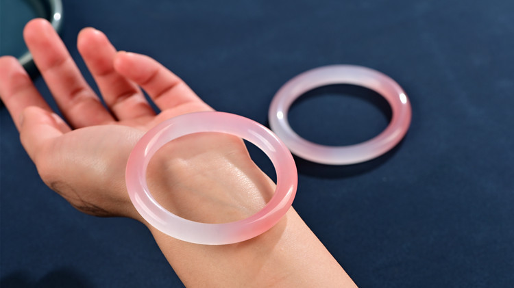 智贝详情图_5细条玉镯少女款金丝圆条玉手镯和田玉藕粉色玉镯子