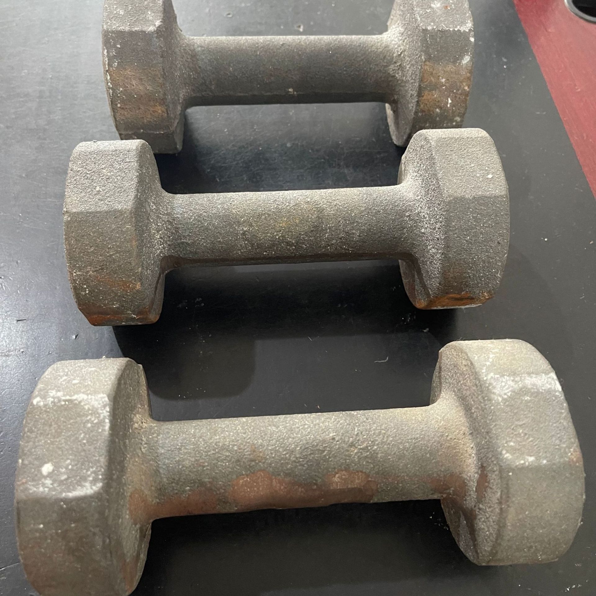 厂家供应铸铁哑铃 灰铁杠铃 室内健身器材配件 铸造哑铃