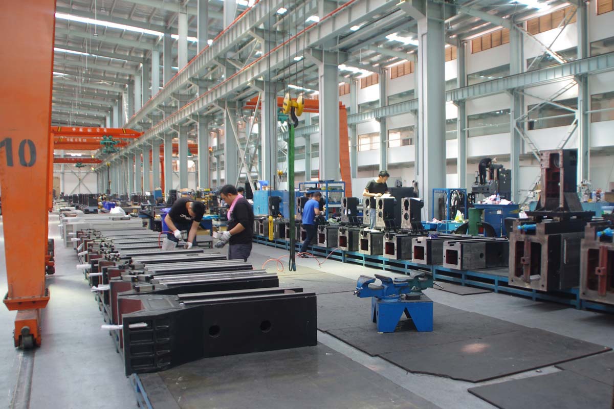 荣生机械厂家加工中心生产车间