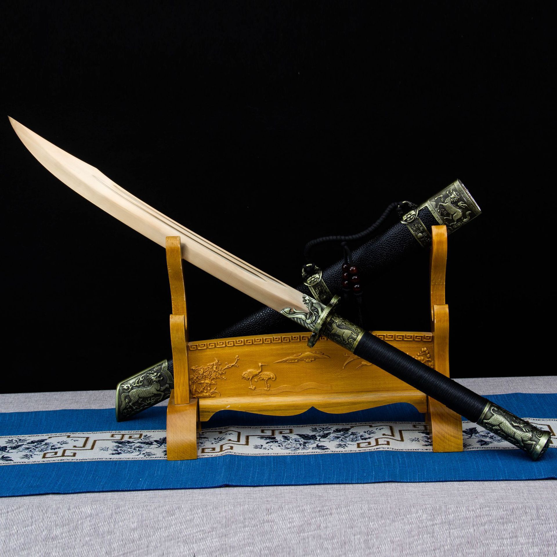 跨境批发龙泉市刀剑康熙战刀高锰钢烤金牛尾防身宝剑冷兵器未开刃