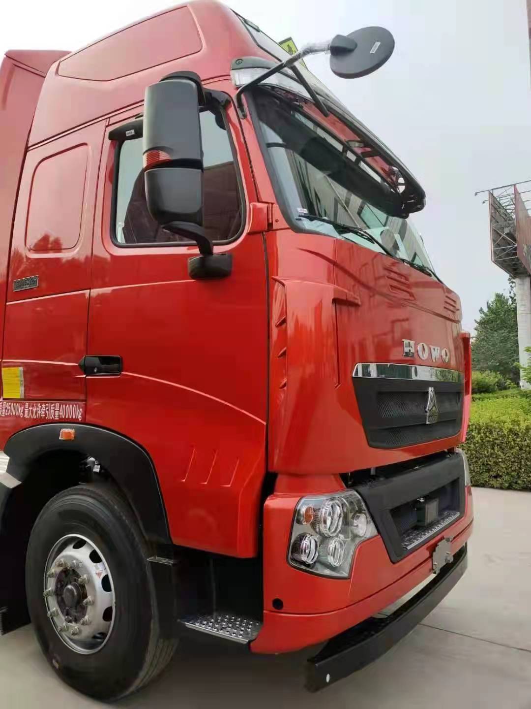 豪沃t7h水晶红国六440马力危险品牵引车