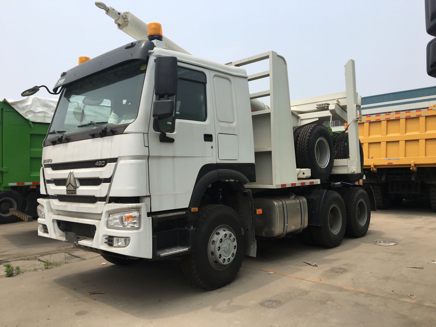 代理出口中国重汽豪沃牵引车原木运输车 18953179828