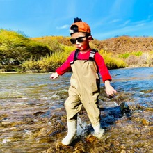 赶海装备儿童玩水服涉水防水裤幼儿园沙滩摸鱼背带连体雨鞋下水裤