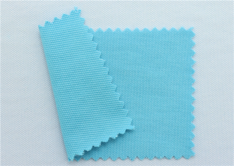 9米/kg*织造工艺:丝光珠地*成分:48%棉52%涤纶*克重:185g*幅宽:183cm*