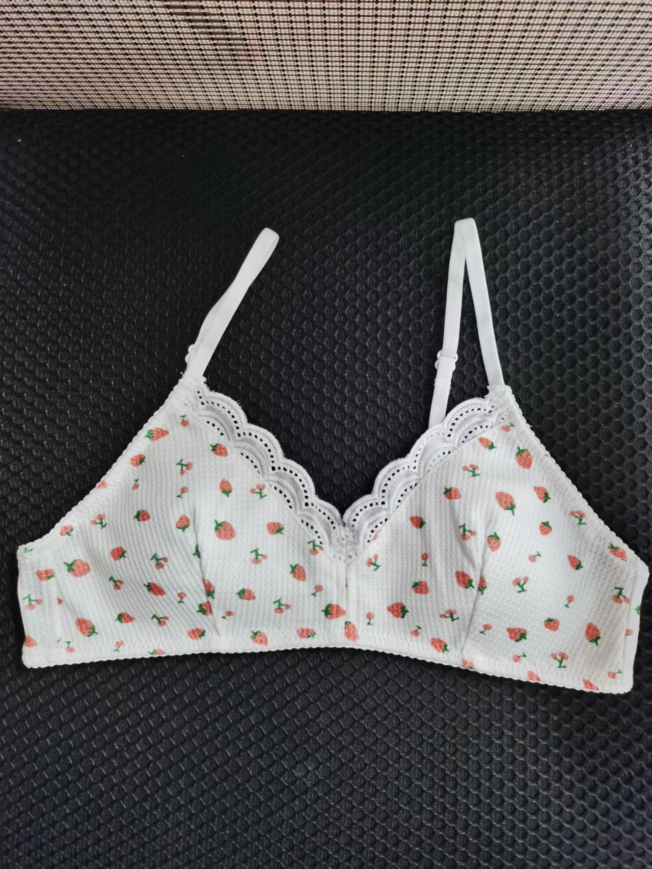 Cross-Border European and American Sexy Underwear Comfortable Thin Wireless Cherry Strawberry Bra Breathable Back Three Breasted Triangle Cup