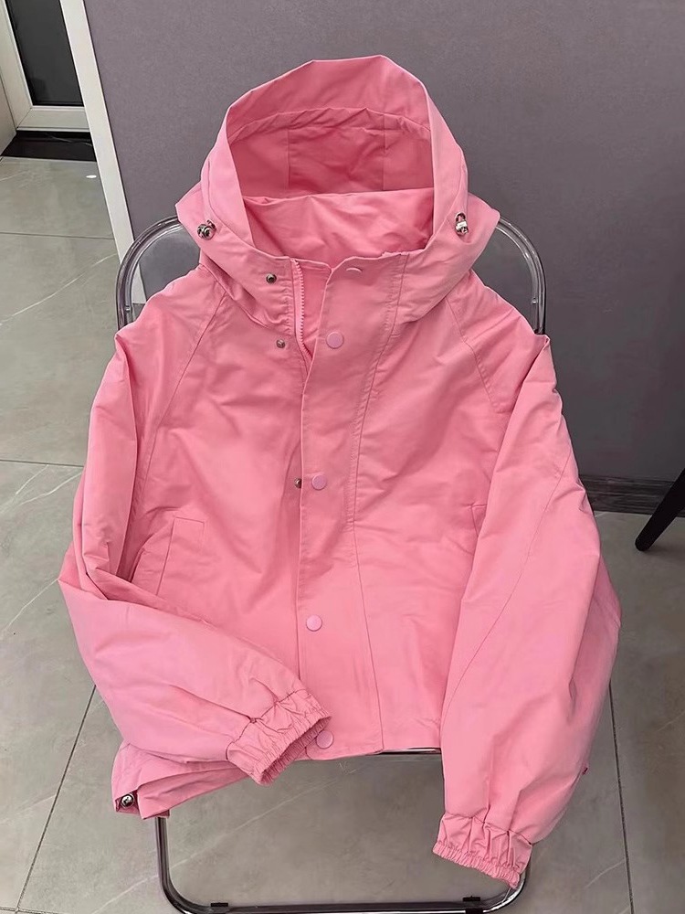 小个子时尚潮牌粉色冲锋衣别致高级感老钱风休闲运动薄款外套女春
