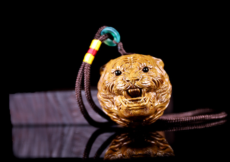 绿檀虎头挂件檀木生肖虎头吊坠手机包包挂饰夜市地摊直播礼品批发