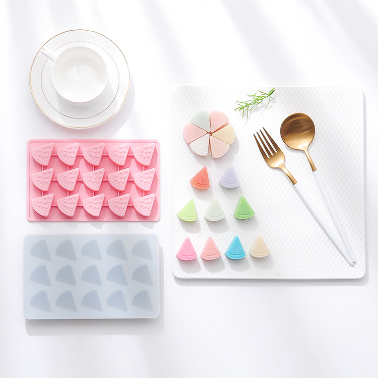 Off-the-shelf simple silicone ice tray with lid ice box DIY auxiliary food box frozen ice cube mold baking chocolate mold Application Scenario