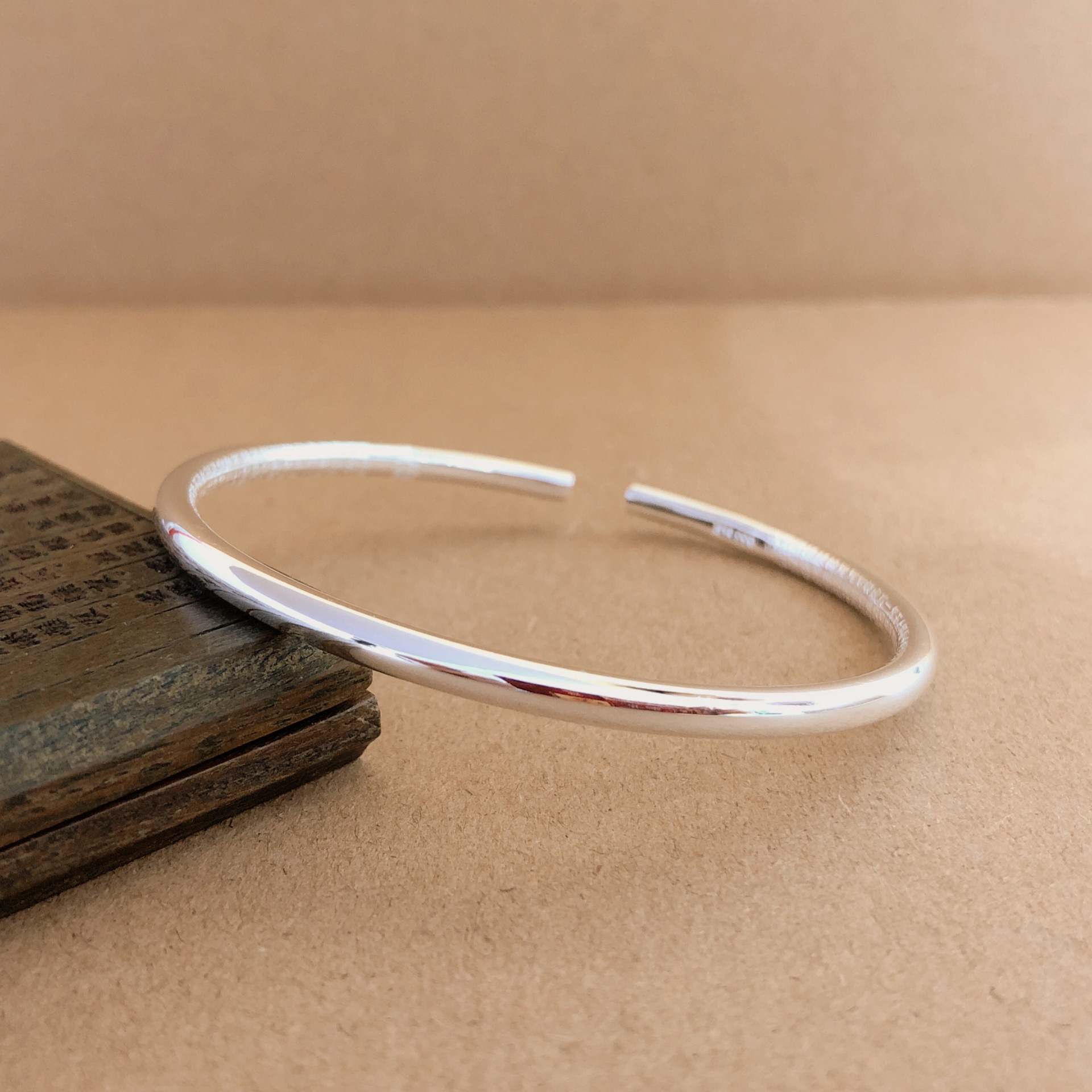 福氏足银999精工布轮电银圆棍光面般若波罗蜜多心经开口纯银手镯