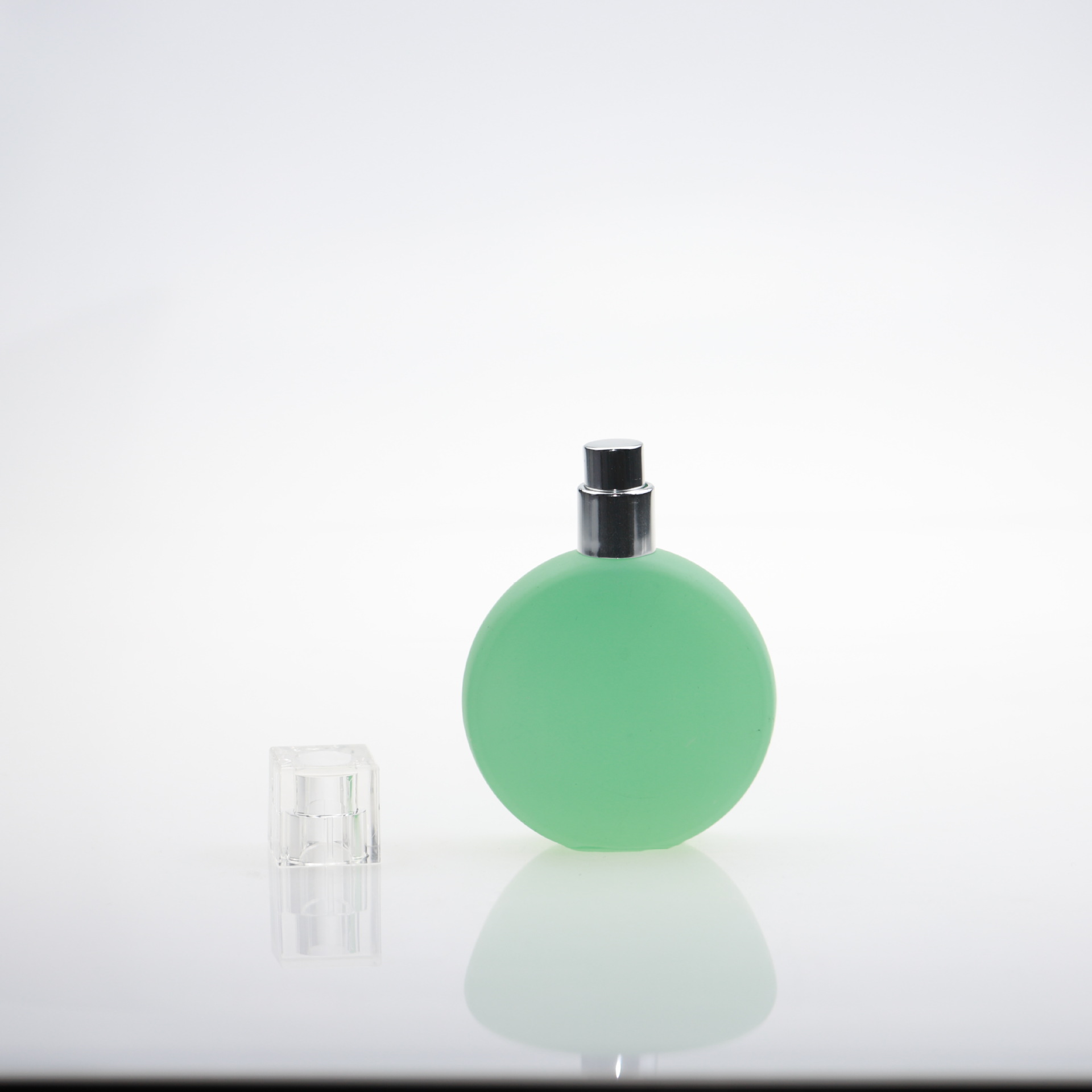 工厂供应香水玻璃瓶喷色各类香水瓶喷雾瓶50ml圆形瓶