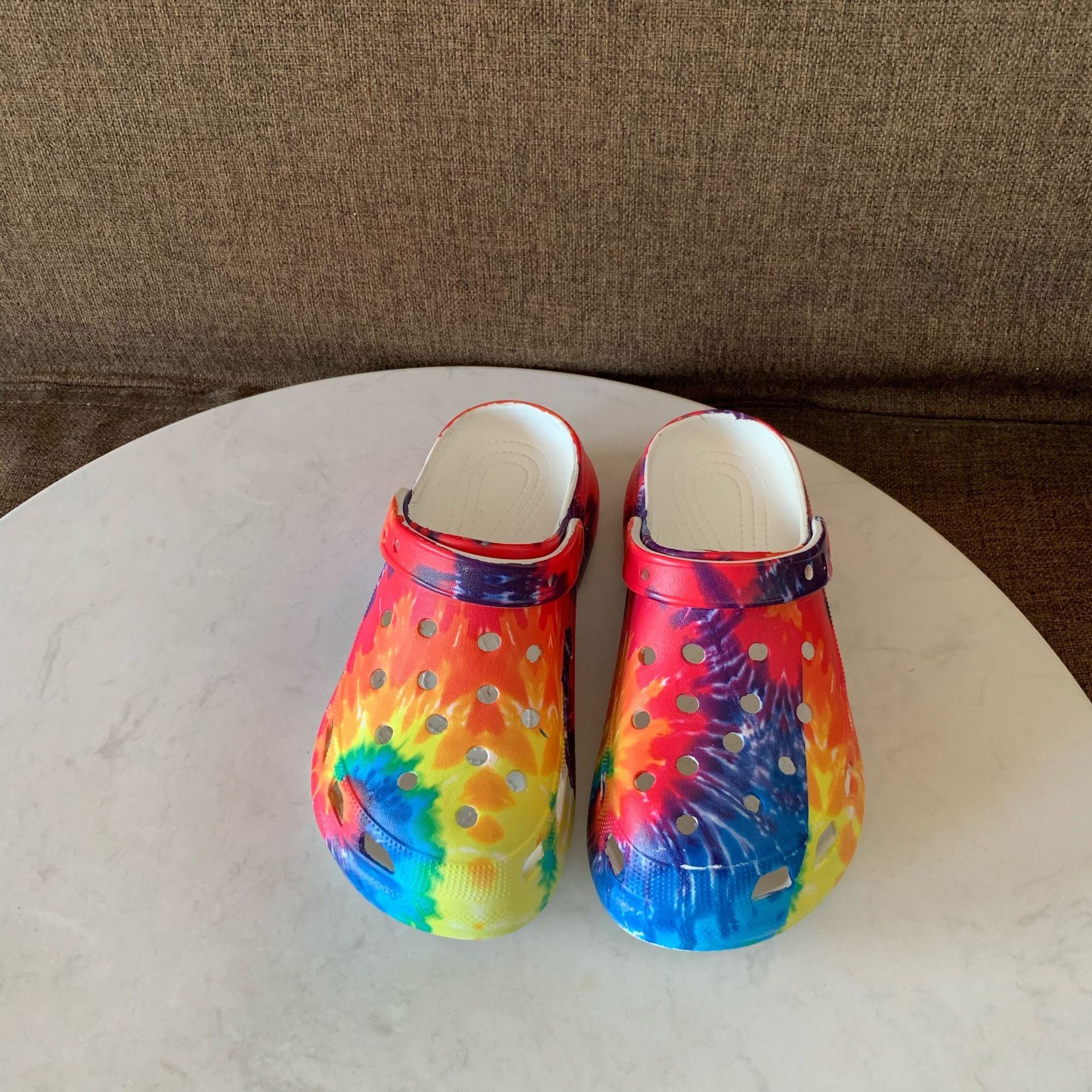 2021跨境新款6cm扎染彩虹色洞洞鞋包头凉鞋女夏季坡跟厚底花园鞋