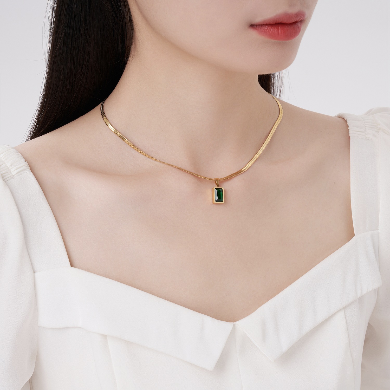 欧美祖母绿方钻蛇骨链项链女轻奢锆石方形钛钢锁骨链吊坠工厂批发