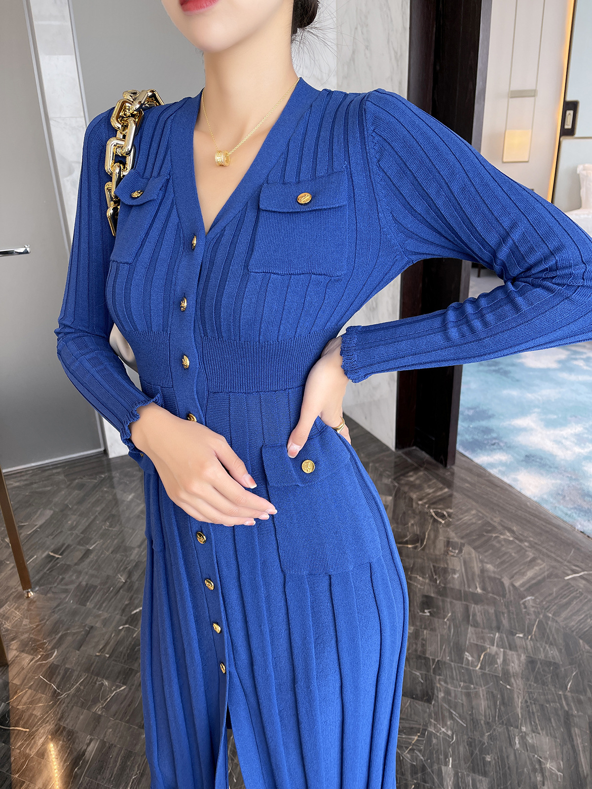 法式气质通勤深蓝色v领单排金扣气质罗纹打结针织连衣裙2021秋冬
