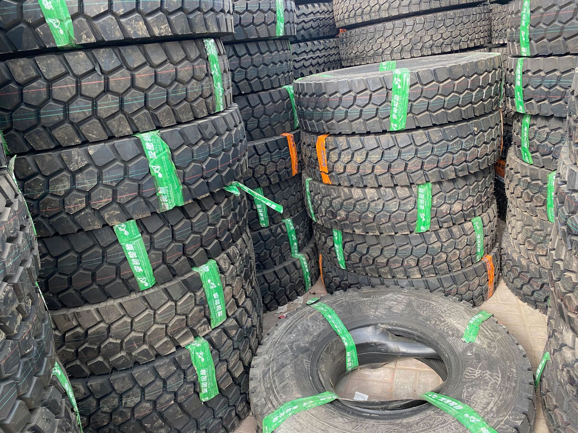 沙驼217四块 1200r20重载百吨王轮胎 沙驼雪莲轮胎 安驰 路鳌轮胎