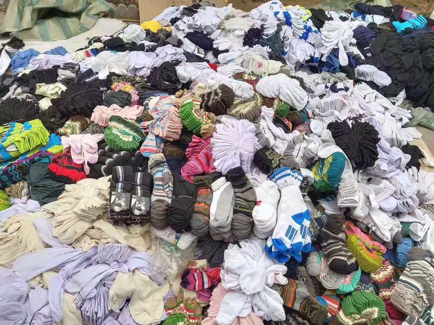 赶集摆地摊广大人群适的便宜杂款袜子大小不等春秋款量大批发适用