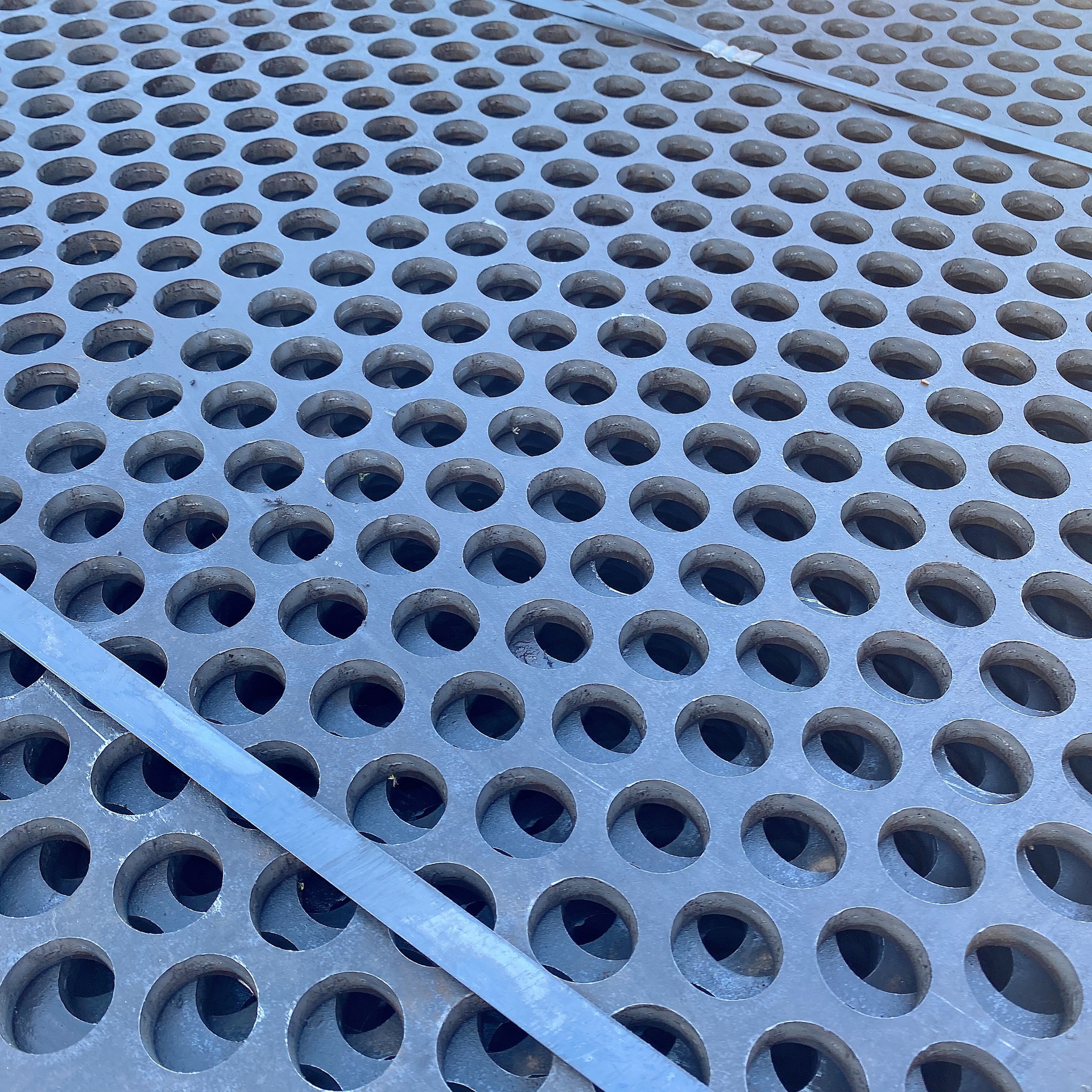 高猛钢筛网板反击式破碎机衬板筛板厚板冲孔圆孔筛板打砂机配件
