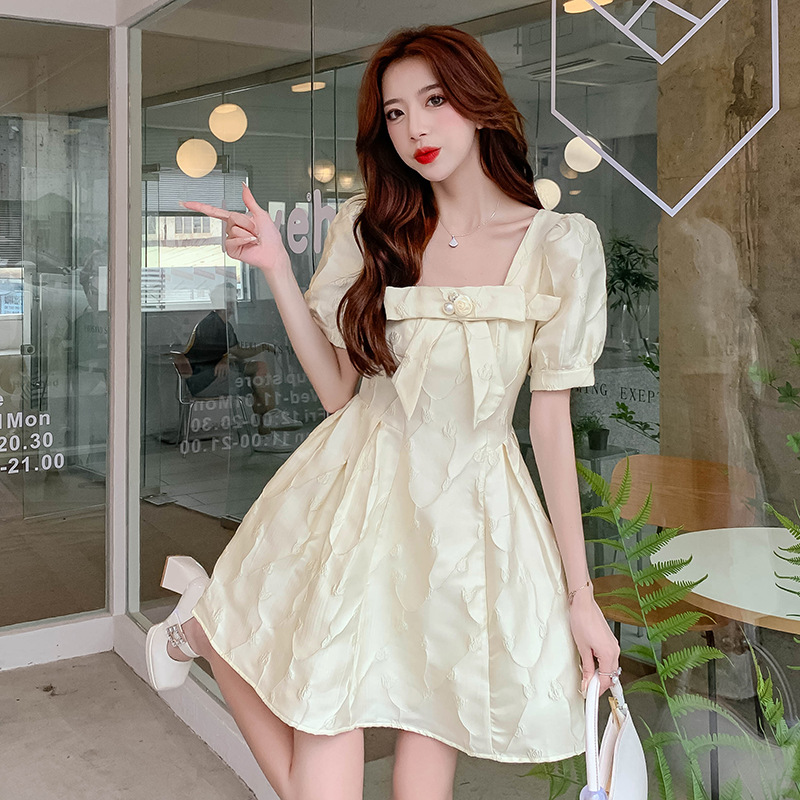 泡泡袖长袖连衣裙图片-海量高清收腰蝴蝶结泡泡袖长袖连衣裙图片大全