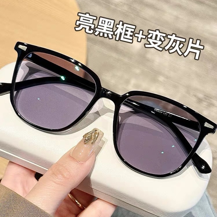 Photosensitive Color-Changing Couple's Same Style Internet Celebrity Square Frame Black Frame Brown Sunglasses Men's Fashionable Retro Plain Sunglasses Women