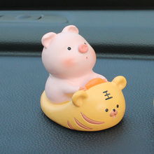 .创意小猪骑老虎摆件可爱卡通猫咪鸭子汽车车内用品装饰车载中控