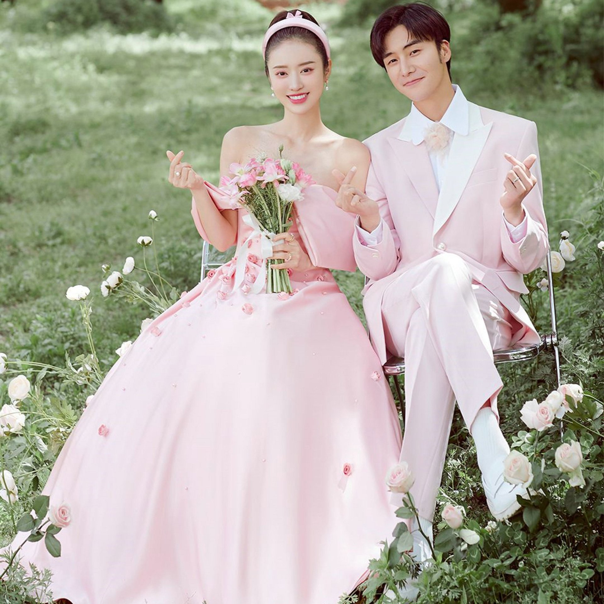 新款影楼拍照礼服情侣轻奢高端粉色主题摄影服高级设计拍照服装