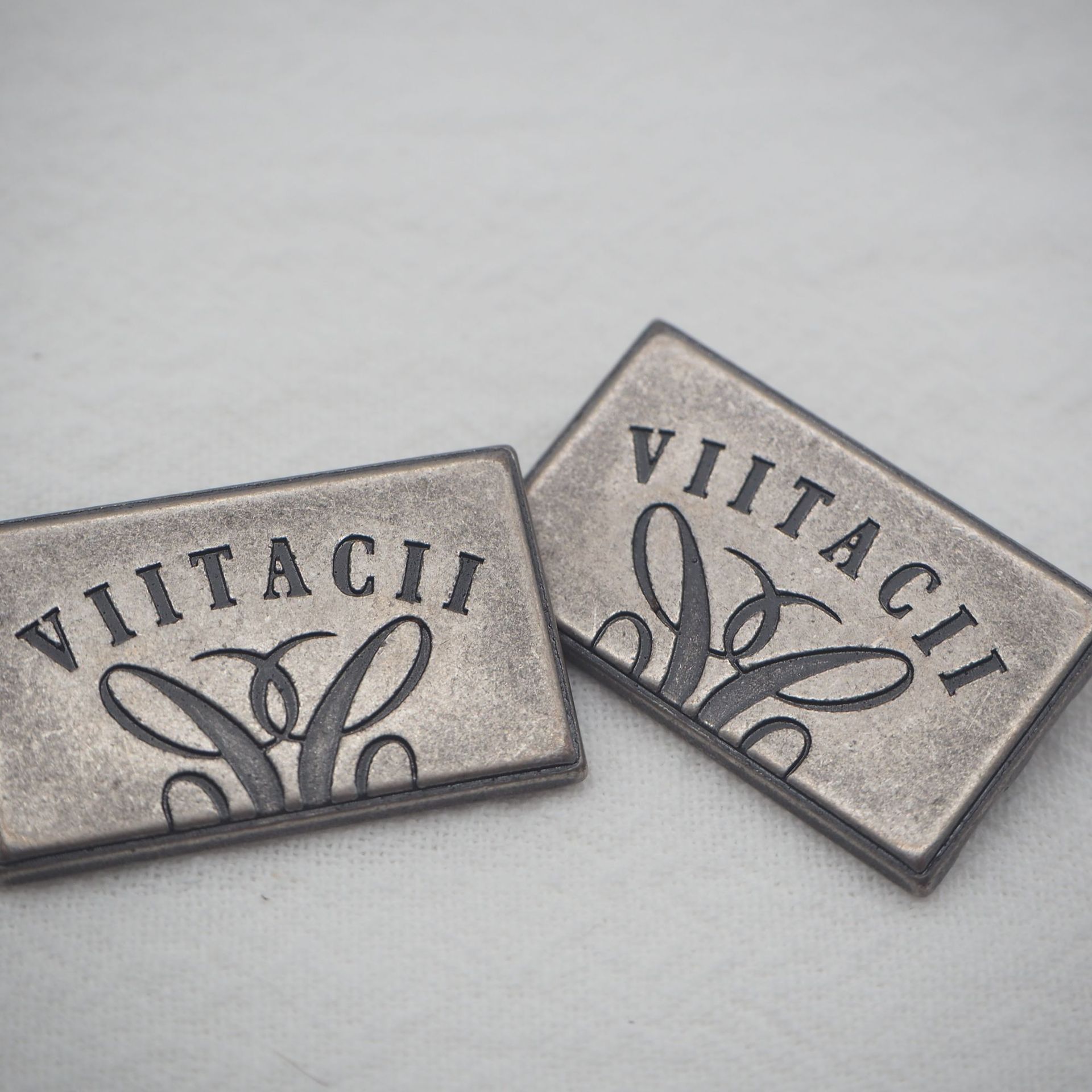 服装金属标牌 五金logo压印金属铭牌电镀腐蚀标牌锌合金铭牌