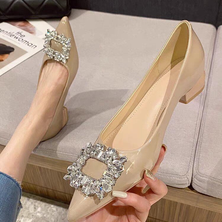 裸色尖头单鞋女低跟2024春秋新款时尚水钻扣浅口粗跟平底鞋不累脚