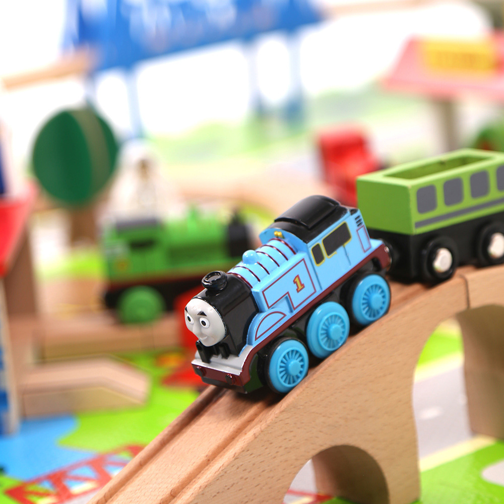 跨境木制76件火车轨道拼装玩具积木托马斯小火车1-2-3岁男孩玩具