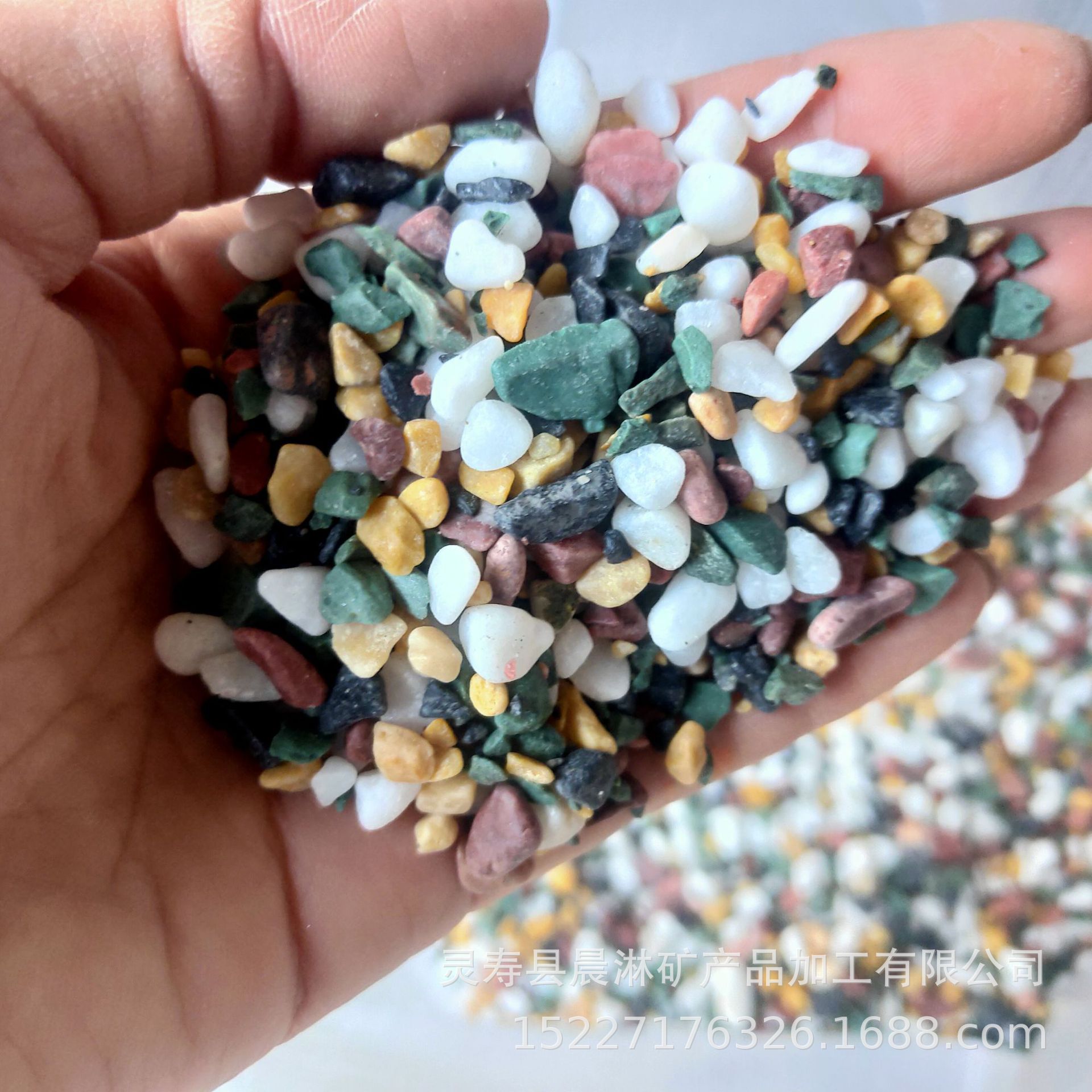 厂家供应五彩石卵石水族鱼缸底石园林庭院铺路石花卉铺面彩色米石