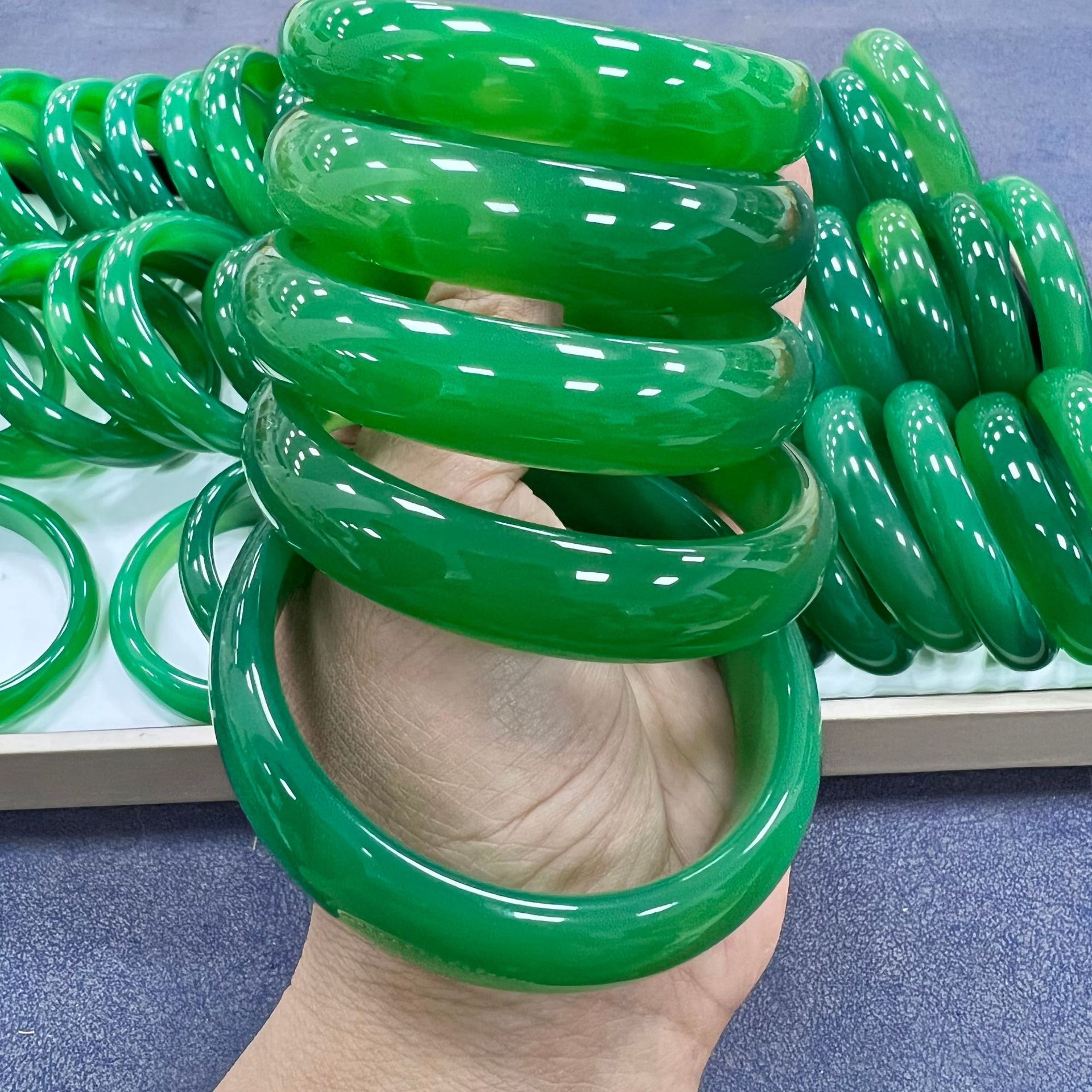 天然帝王绿玉髓手镯 冰种绿玛瑙手镯满绿翠色玛瑙玉石镯子供货