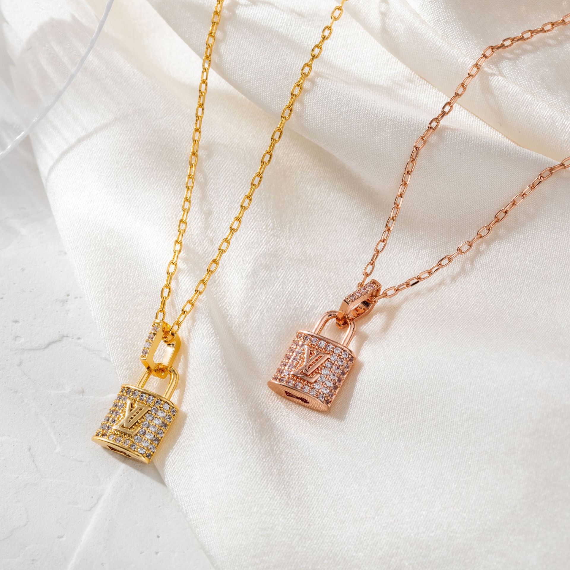 s925纯银韩版时尚满钻桃心女款心形吊坠百搭个性爱心项链吊坠女-报价