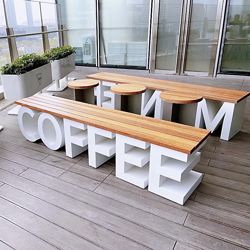 凳子广告牌摆金属字字母铁艺坐凳外户外座椅咖啡店logo等候椅