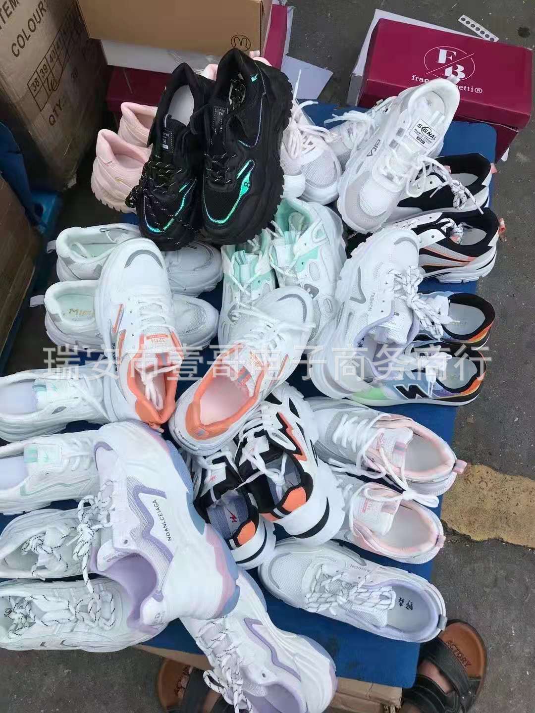 温州超纤女鞋厂家 鞋子批发2-10元库存鞋处理尾货地摊鞋子5-20元