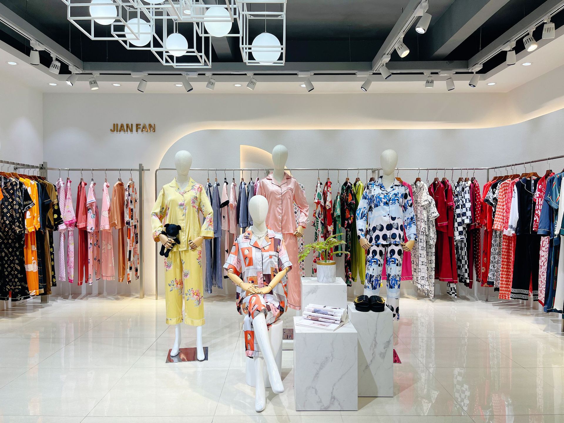 品牌折扣女装尾货蚕贵人高端冰丝家居服23夏直播实体女装库存折扣