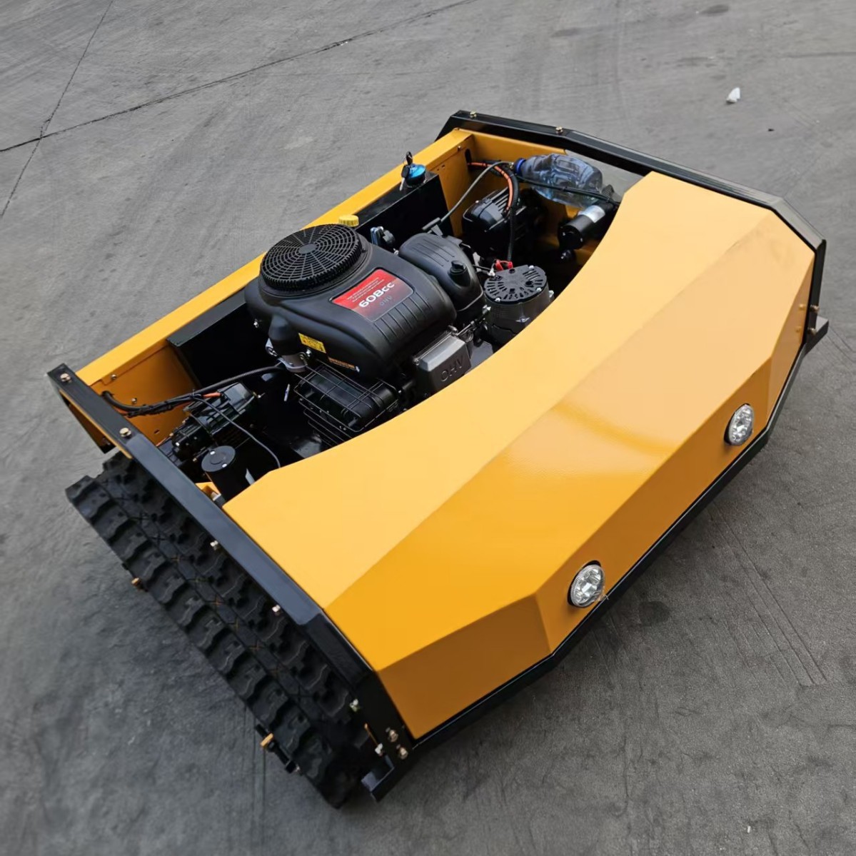 厂家直供小型遥控履带割草机 开荒汽油碎草机 果园草坪打草除草机