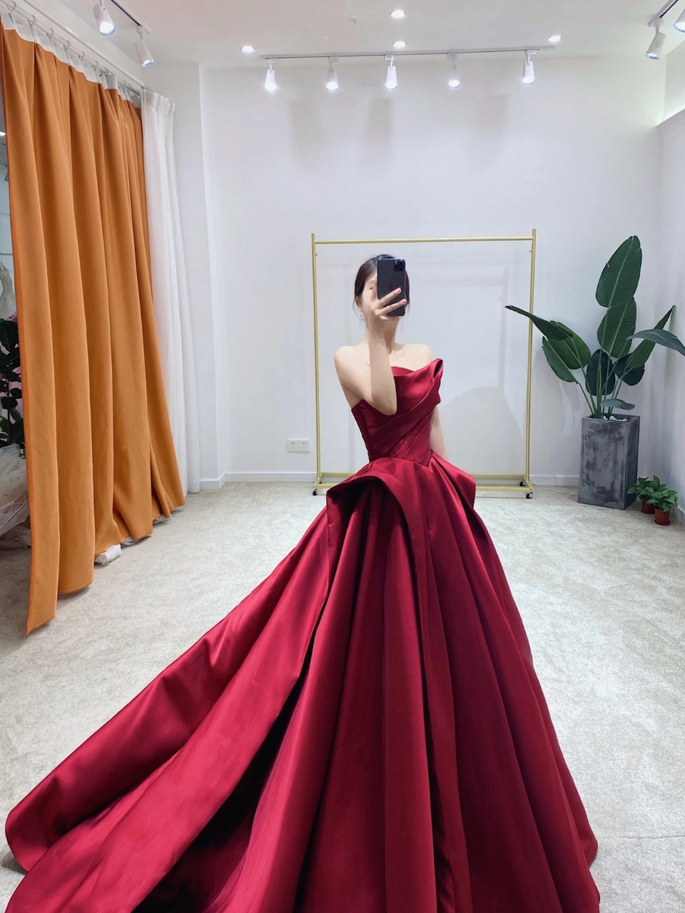 敬酒服新款复古抹胸一字肩晚礼服长款显瘦订婚晚宴酒红色蓬蓬裙女