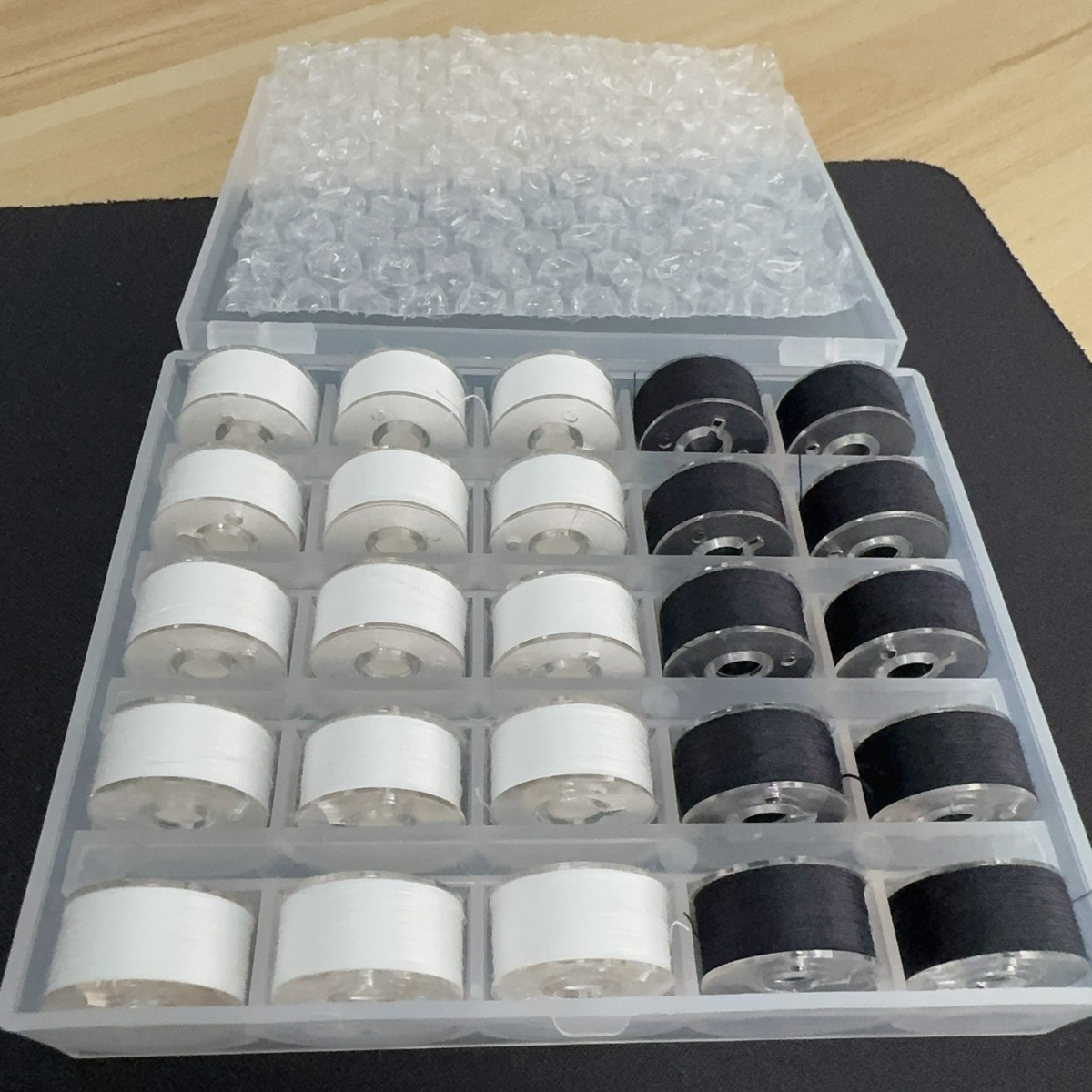 60S/2黑白混搭25格梭芯线套装带气泡垫pc材质塑料芯耐磨优质手工