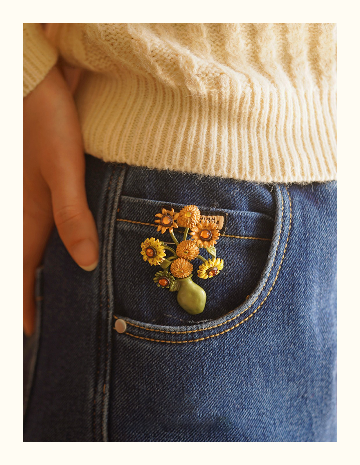 Van Gogh Sunflower Brooch Oil Painting Sense Mori Style Vintage Plant Collar Pin Gift New Niche Design Autumn