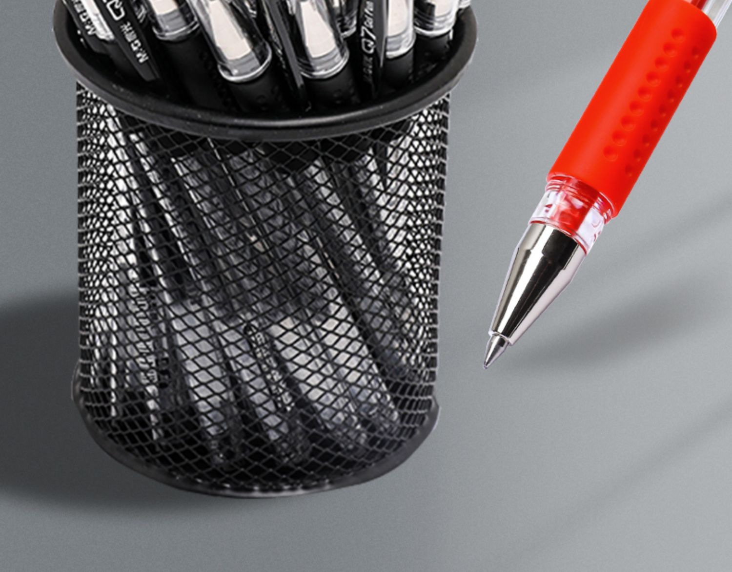 5mm中性笔经典拔盖子弹头签字笔办公水笔碳素笔q7批发