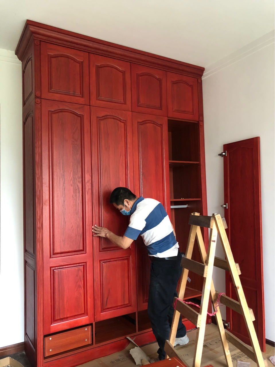 广州市家具工厂中式衣柜红色海堂色衣柜红橡木原木