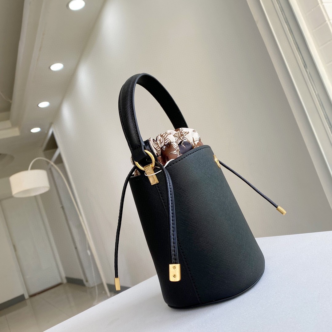 2021tb新款工厂批发牛皮单肩斜跨时尚休闲外贸mini菜篮子水桶女包