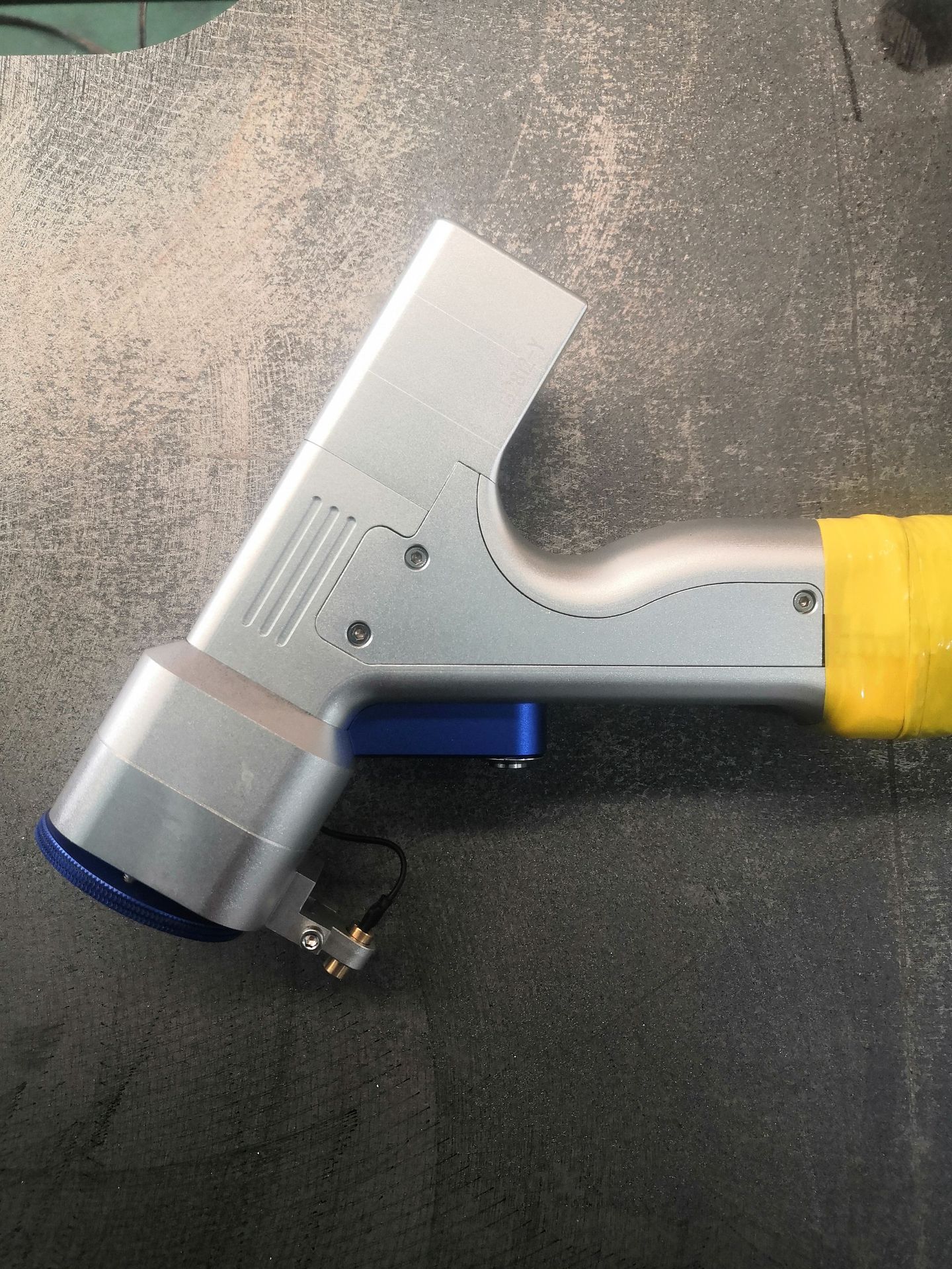 手持式激光除锈机便携式1000w1500w磨具焊缝表面激光清洗机